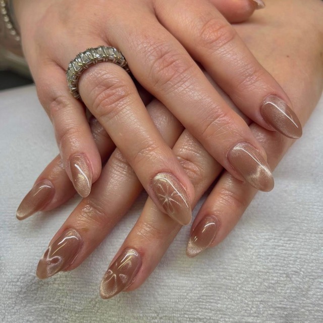 Nude Nägel mit Chrom-Effekt