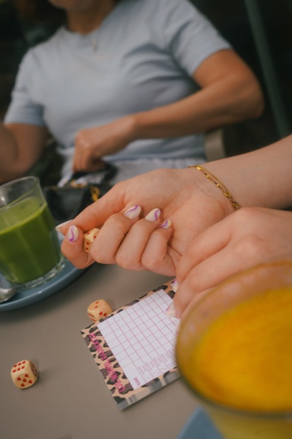 Nägel beim Würfelspiel im Café