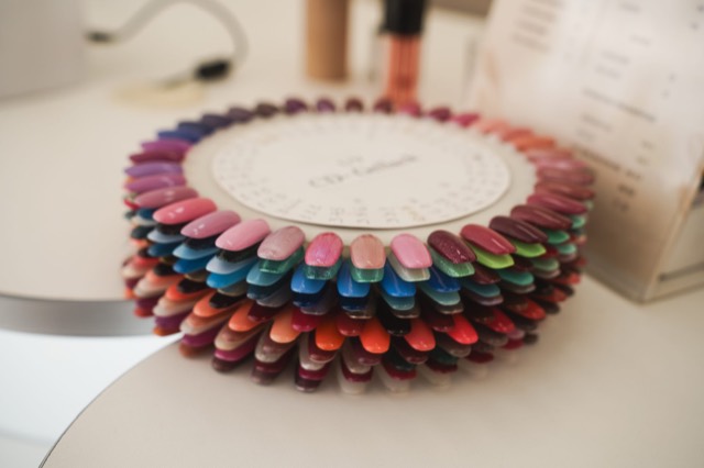 Farbfächer mit vielen Nagellacken